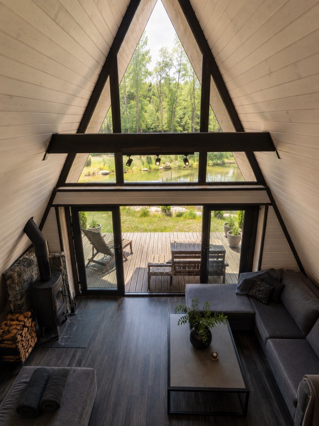 A-Frame Cosmos — вітальня з другим світлом