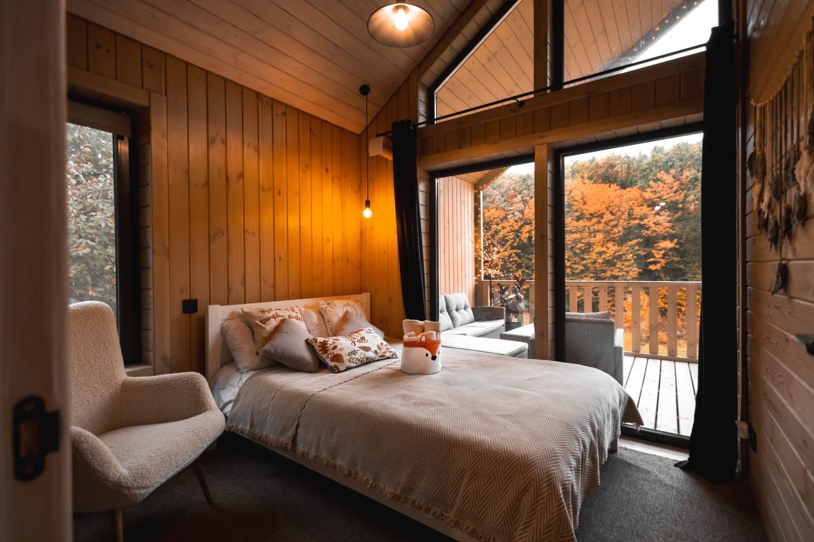 Спальня з панорамними вікнами у Barnhouse 51 м²