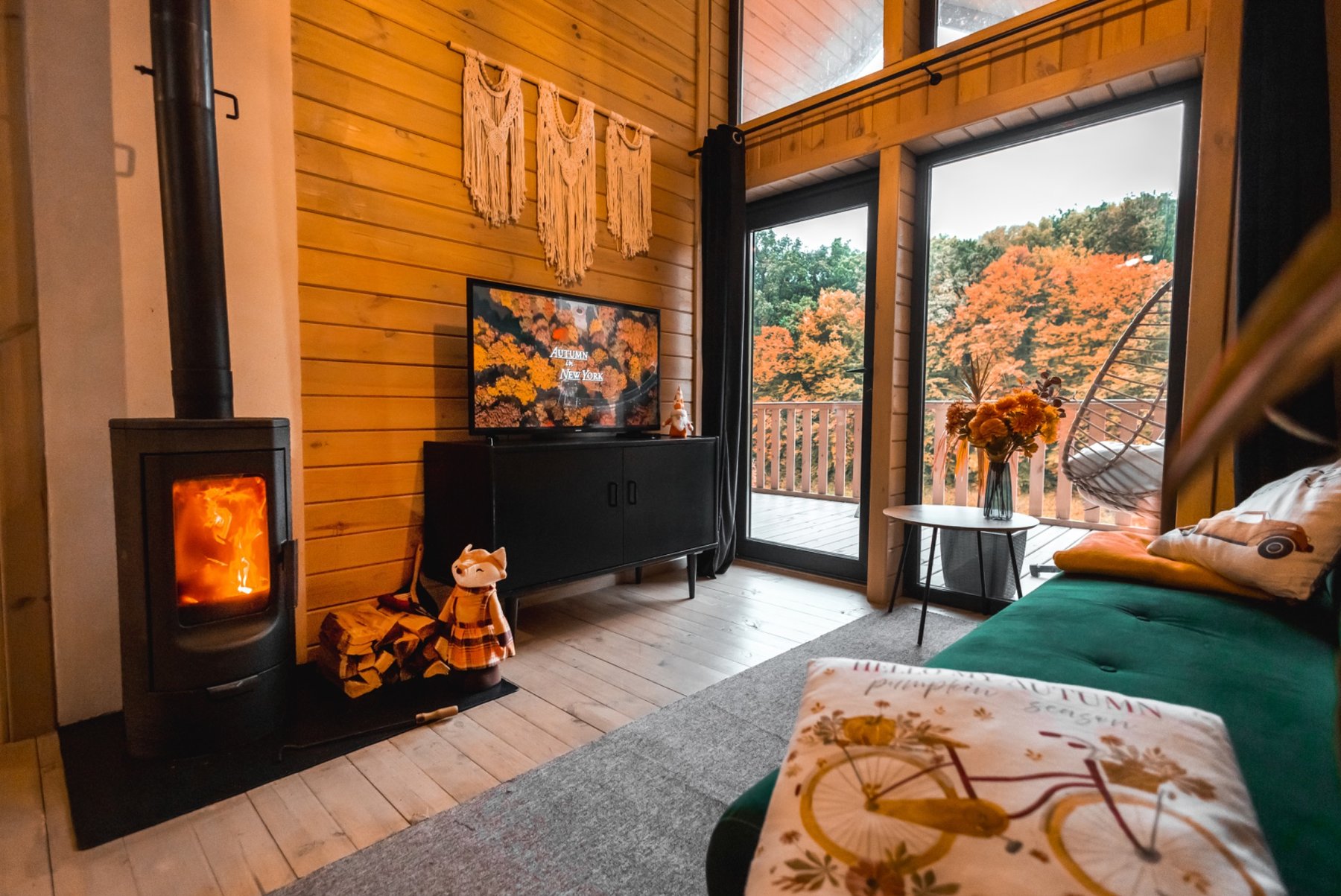 Вітальня з піччю у Barnhouse 51 м²