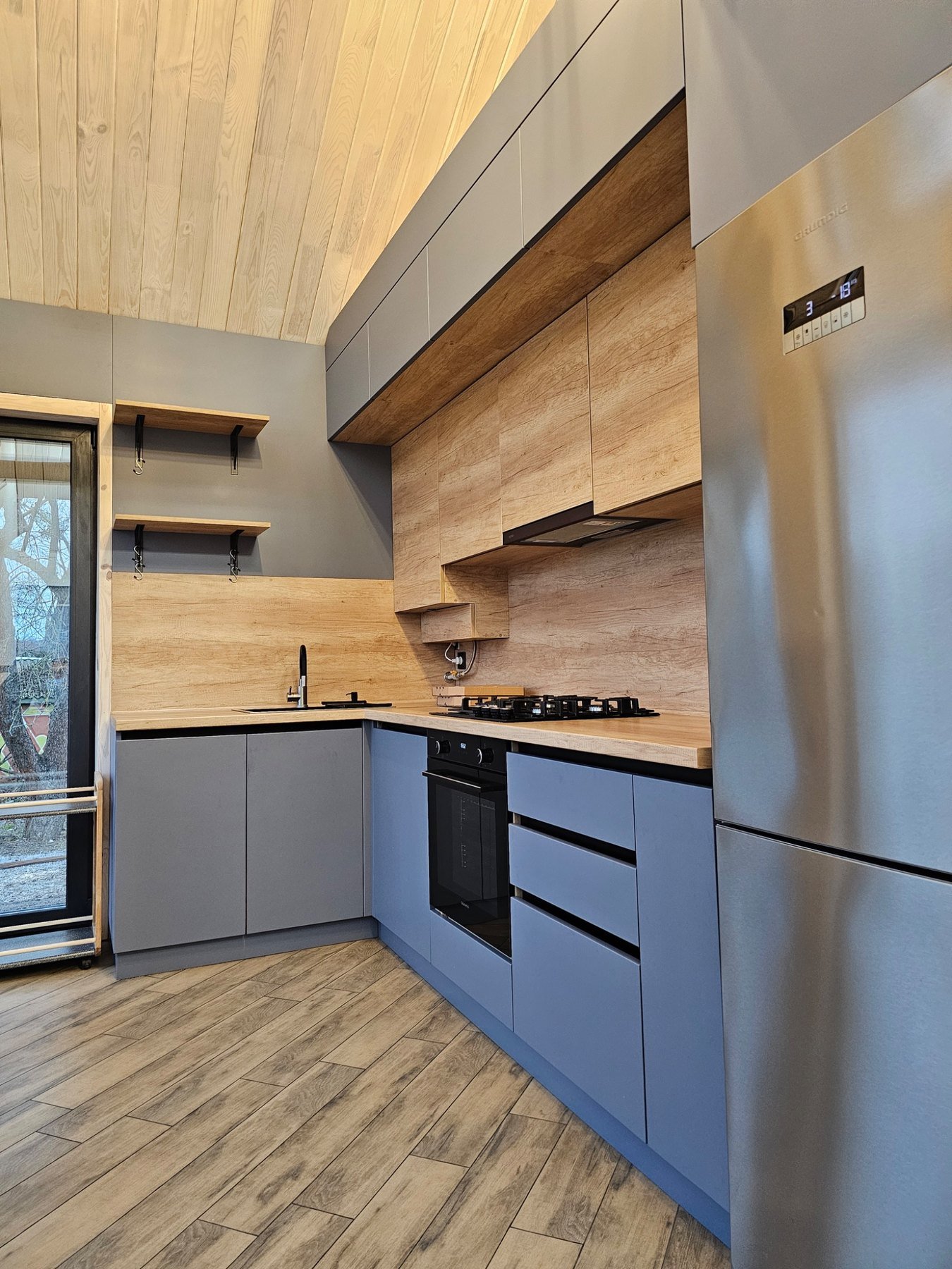 Кухня у каркасному будинку 120 м²