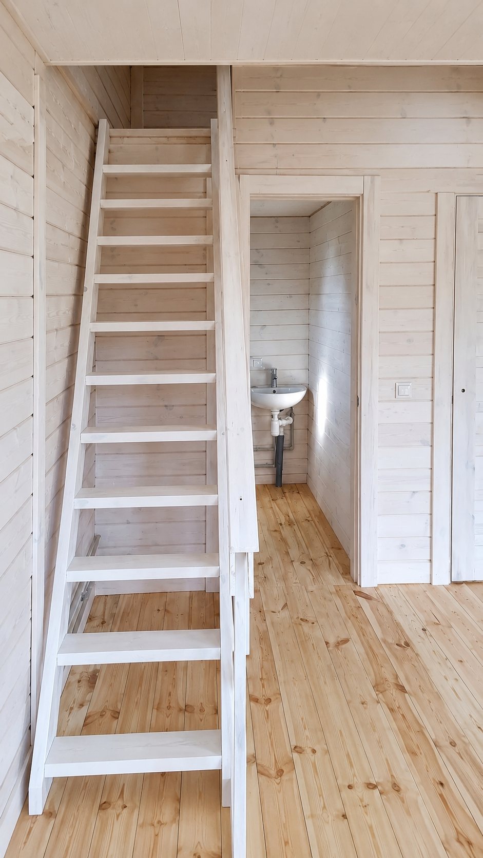 Garden House — внутрішній простір зі сходами